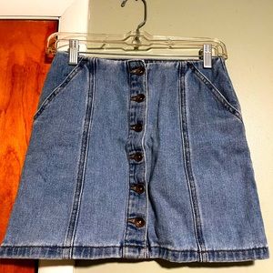 Denim forever 21 skirt. Front button with pockets. Size small